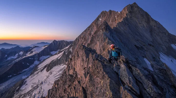 Sonnenaufgang zwischen verschneiten Berggipfeln | © DAV/Silvan Metz Sonnenaufgang zwischen verschneiten Berggipfeln | © DAV/Silvan Metz