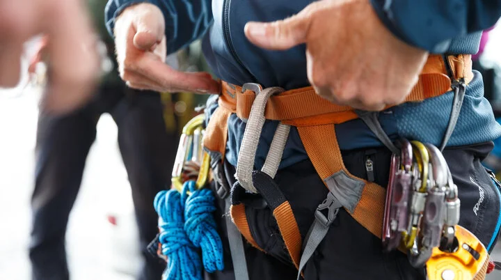 Klettergurt mit Karabinern | © DAV/Marco Kost Ein Mann hat einen Klettergurt mit Karabinern um | © DAV/Marco Kost