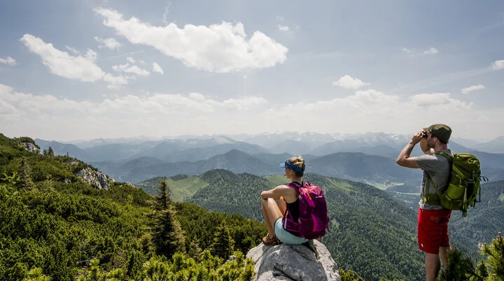 Wandern in den Chiemgauer Bergen | © DAV/Hans Herbig Zwei Wanderer genießen die Aussicht in den Chiemgauer Alpen | © DAV/Hans Herbig