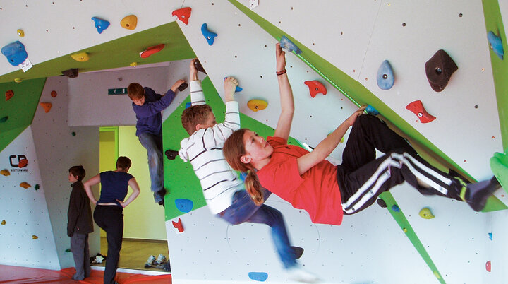 Jugendliche beim gemeinsamen Bouldern | © DAV / Jugendbildungsstätte Hindelang